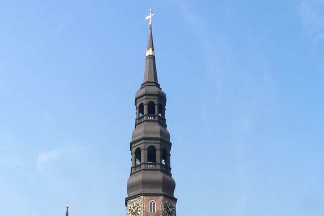 Kirchturm der Hauptkirche St. Katharinen