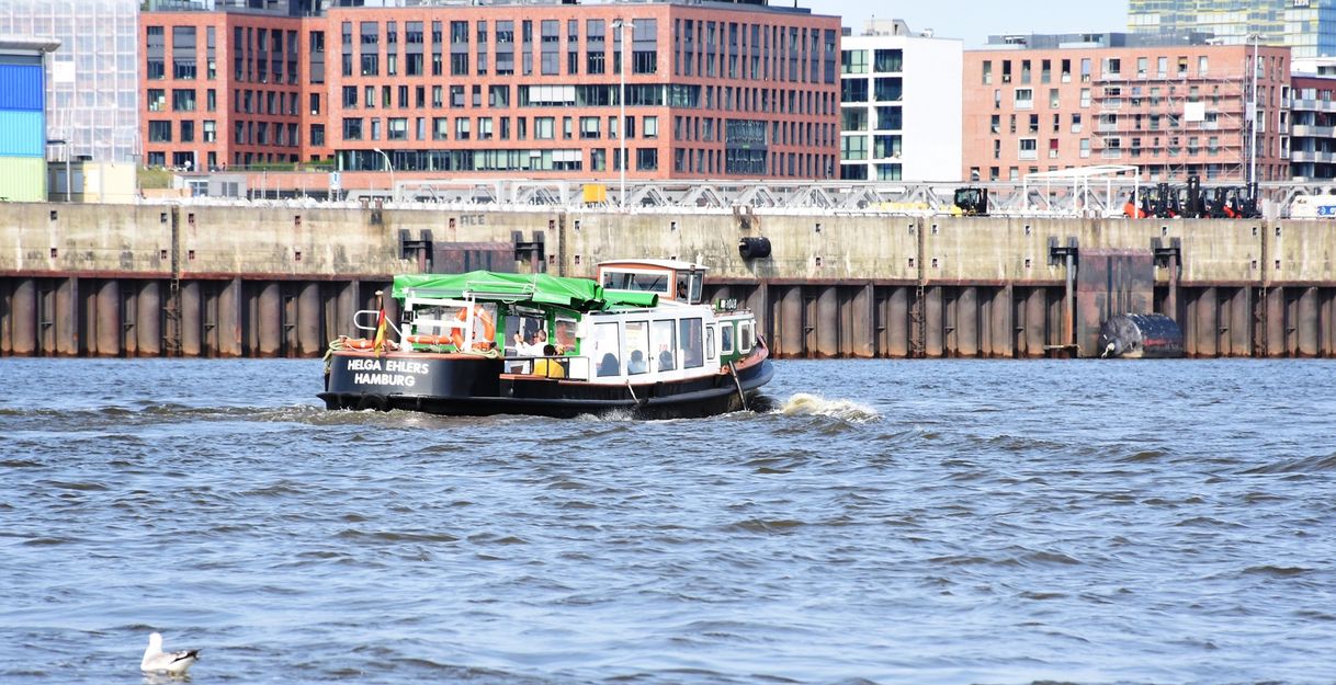 Eine Barkasse im Hafen