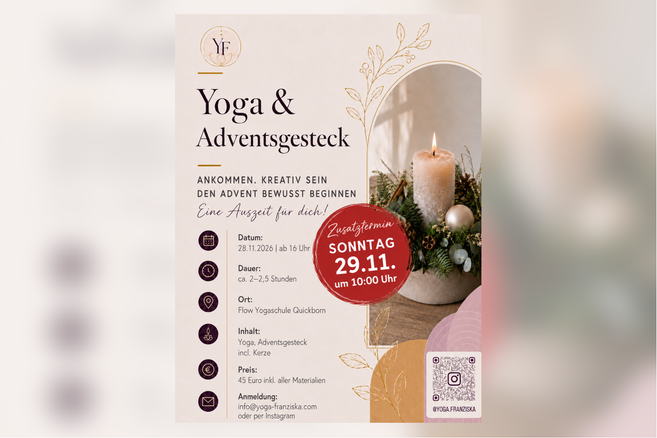 Ein Flyer für einen Yoga- und Adventsgesteck-Workshop mit Details zu Datum, Dauer, Ort und Preis. Ein Adventsgesteck mit Kerze ist abgebildet.