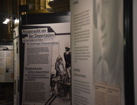 Ein Plakat der Ausstellung mit einer Schwarz-Weiß-Zeichnung