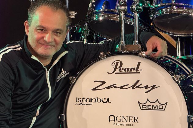 Zacky vor seinem Drumset