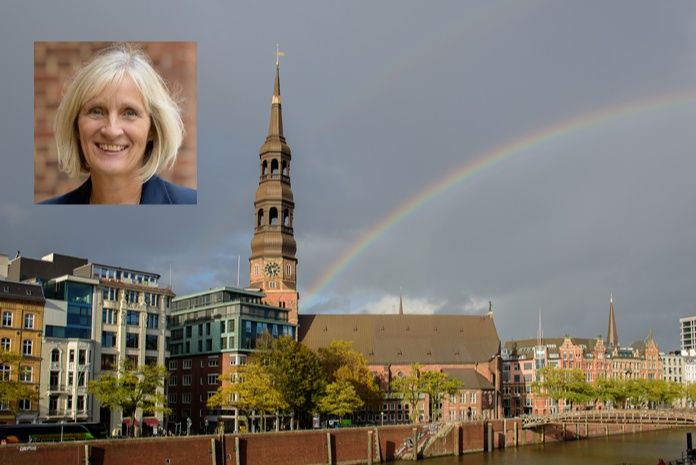 Kirche mit Regenbogen und eingeblendetem Porträt einer Frau.