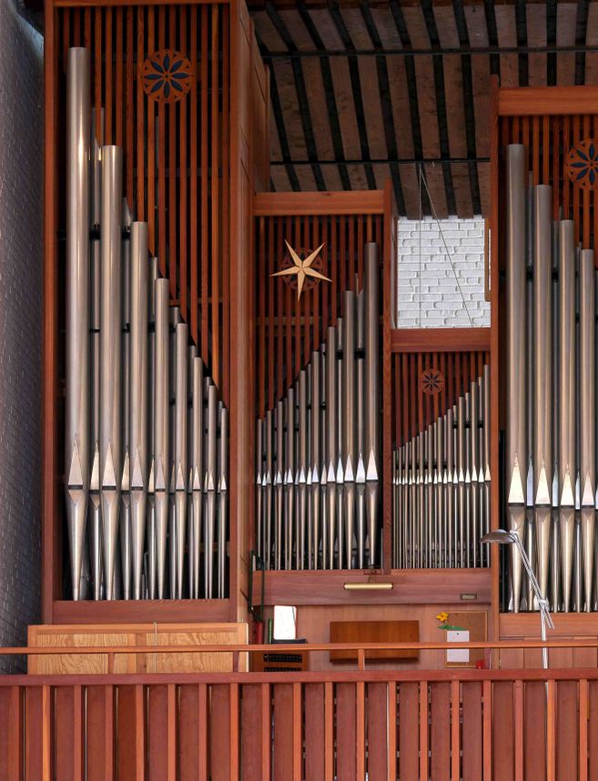 Große Kirchenorgel mit Holzverkleidung und silbernen Pfeifen.