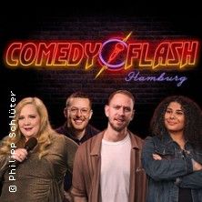 Vier Personen vor einem Comedyflash-Logo auf einer Bühne.