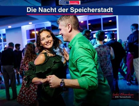 Ein Paar tanzt fröhlich Discofox in einem beleuchteten Raum während der Veranstaltung 'Die Nacht der Speicherstadt'.