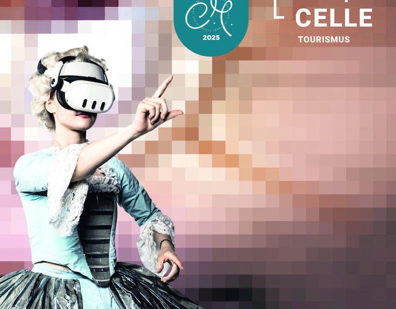 Eine Frau in historischer Kleidung trägt eine VR-Brille und zeigt mit dem Finger. Im Hintergrund ist ein verpixeltes Bild. Oben rechts steht 'Celle Tourismus'.
