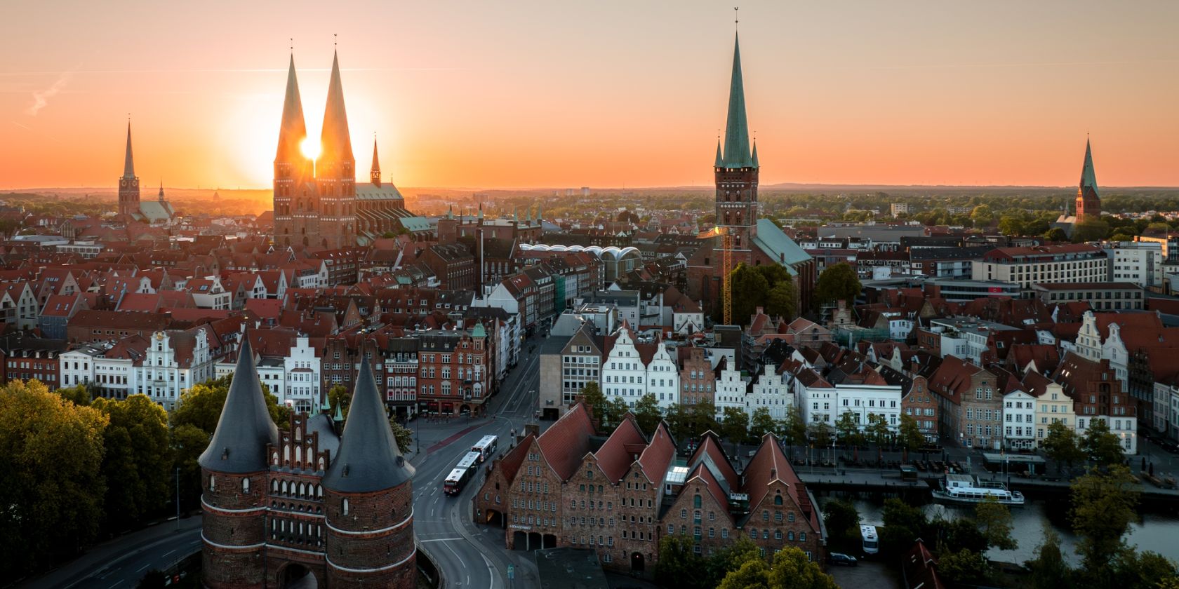 7Türme+ Benefiz-Kirchenführung, Treffpunkt am Holstentor - Ziel: Herz-Jesu-Kirche