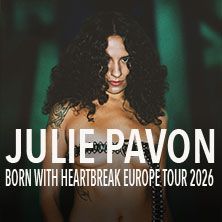 Frau mit lockigem Haar und Tattoos, Text: Julie Pavon - Born with Heartbreak Europe Tour 2026.
