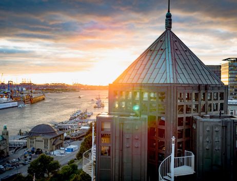 Außenansicht von der Tower Bar des Hotel Hafen Hamburgs bei Sonnenuntergang