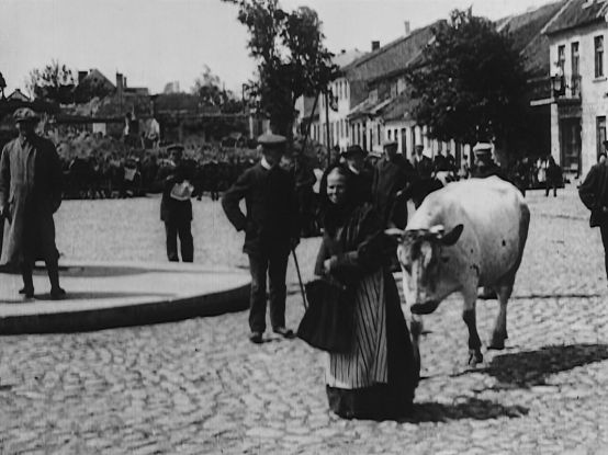 Marktszene aus der masurischen Kreisstadt Neidenburg, © Neue Lloyd Filmdistribution