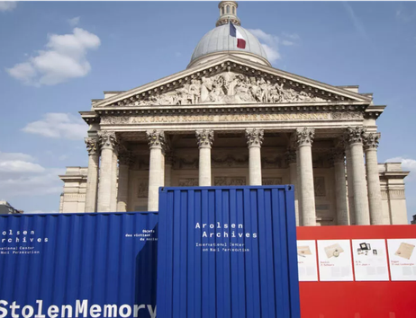 Blauer Container mit der Aufschrift '#StolenMemory' vor dem Panthéon in Paris.