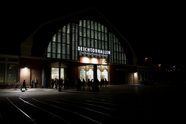Außenansicht der Deichtorhallen bei Dunkelheit