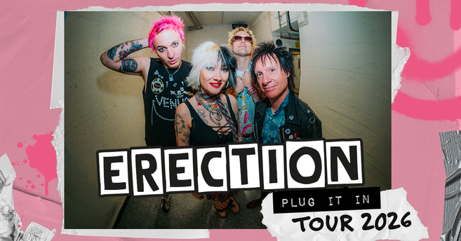 Bandfoto von Erection für die Plug It In Tour 2026 mit vier Mitgliedern in einem Flur.