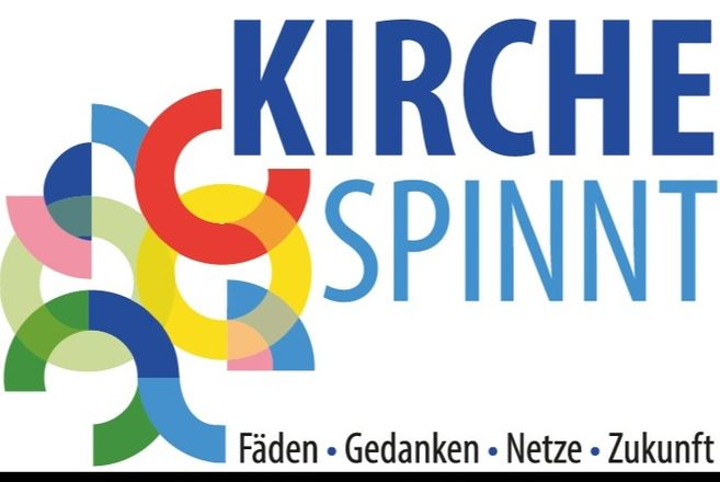 Logo mit dem Text 'Kirche spinnt' und bunten, ineinander verschlungenen Formen.