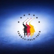 Logo der German Polo Tour mit drei Polo-Spielern in Schwarz, Rot und Gelb auf blauem Hintergrund.