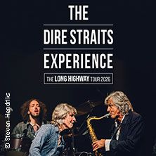 Bandmitglieder von The Dire Straits Experience auf der Bühne mit Saxophon und Schlagzeug.