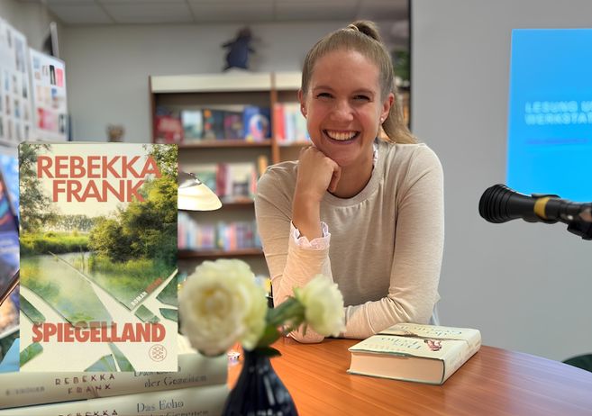 Rebekka Frank und das Buchcover 