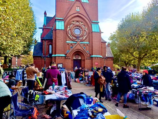 Flohmarkt auf dem Kirchplatz, © Renate Endrulat