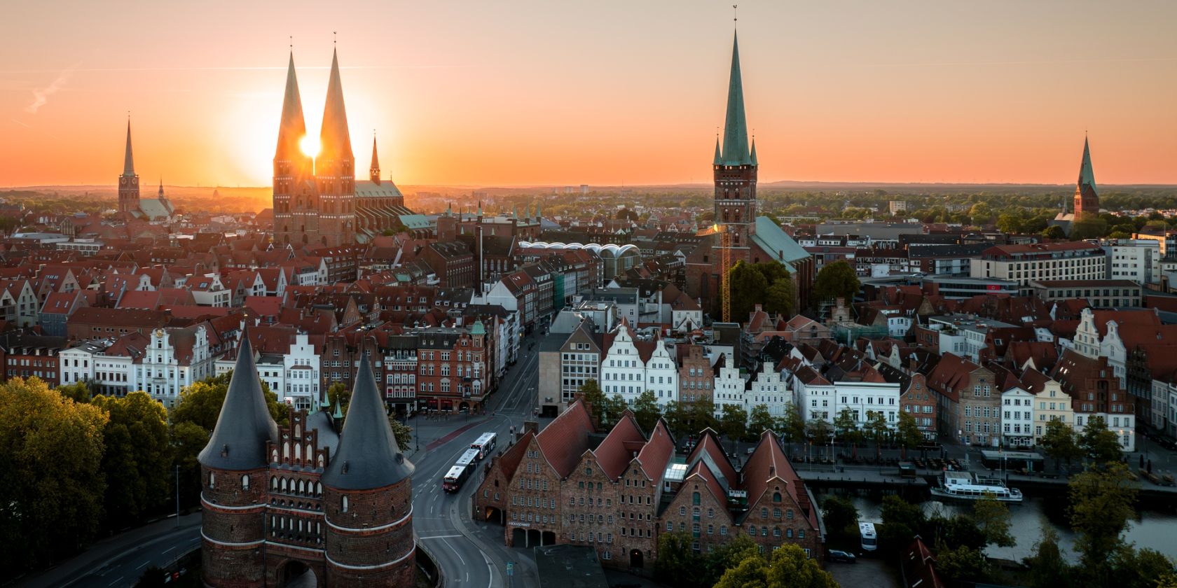 7Türme+ Benefiz-Kirchenführung, Treffpunkt am Holstentor - Ziel: St. Katharinen