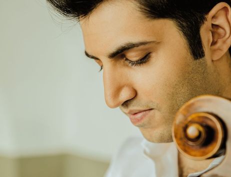 Nahaufnahme eines Mannes mit einem Cello.