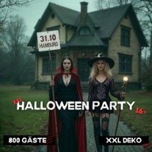 Zwei verkleidete Frauen vor einem alten Haus mit Halloween-Party-Werbung.