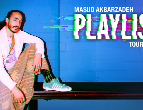 Ein Mann mit langen Haaren sitzt lässig auf einer Bank vor einer blauen Wand. Neben ihm steht der Text 'Masud Akbarzadeh Playlist Tour 2026'.