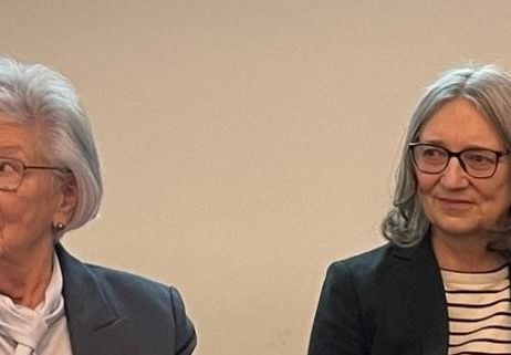 Margitta Sünwoldt und Claudia Vollmer gemeinsam auf einem Podium bei einer Veranstaltung. 