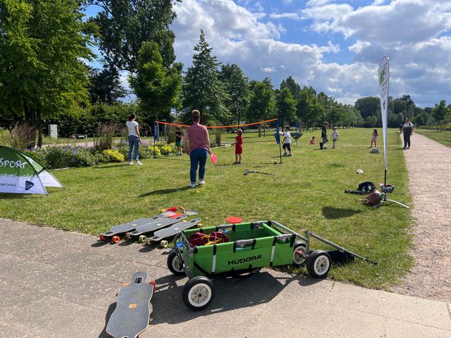 Kinder und Erwachsene machen auf einer Wiese Sport