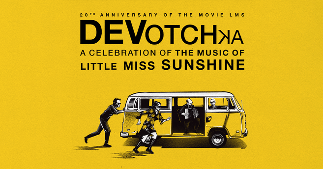 Illustration eines gelben VW-Busses mit Personen, die ihn anschieben und darin sitzen. Text: 20th Anniversary of the Movie LMS, DeVotchKa, A Celebration of the Music of Little Miss Sunshine.