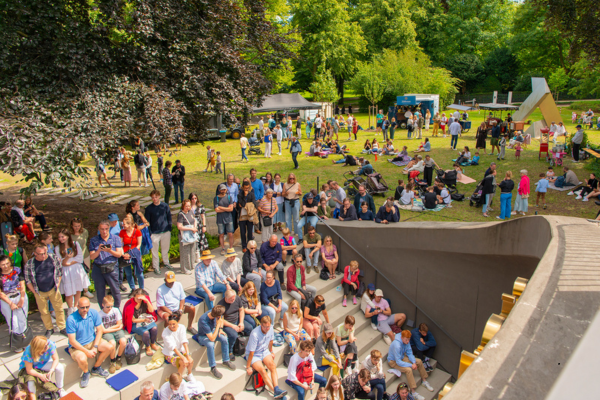 Menschenmenge bei einem Open-Air-Festival im Park.