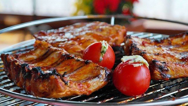 BBQ mit amerikanischen Grillspezialitäten und Beilagen