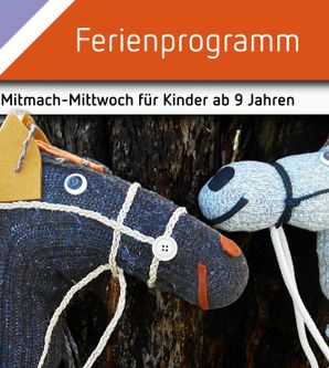 Zwei selbstgebastelte Steckenpferde lehnen an einem Baumstamm.