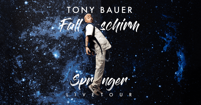 Ein Mann in einem Raumanzug schwebt vor einem Sternenhintergrund. Der Text "Tony Bauer Fallschirmspringer Live Tour" ist über das Bild gelegt.