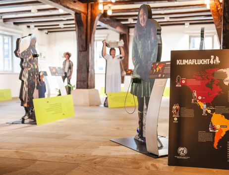 Ausstellung im Heimathaus Sittensen mit dem Thema Klimaflucht, zeigt Infotafeln und lebensgroße Figuren.