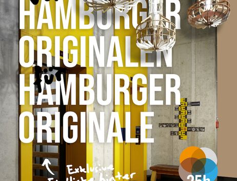 Innenansicht des 25hours Hotels mit Sofa und Schriftzug 'Von Hamburger Originalen für Hamburger Originale'.