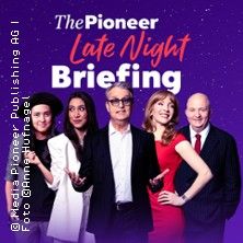Gruppe von fünf Personen in formeller Kleidung vor einem lila Hintergrund mit dem Schriftzug 'The Pioneer Late Night Briefing'.