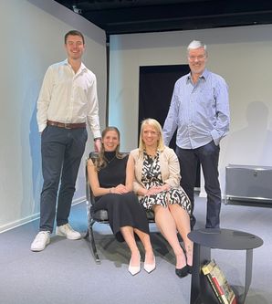 Ein Bild der Darsteller aus dem Stück "Die Niere" von Stefan Vögel