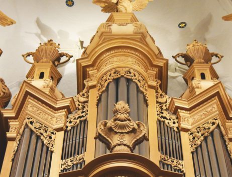 Nahaufnahme einer kunstvoll verzierten Orgel in einer Kirche.