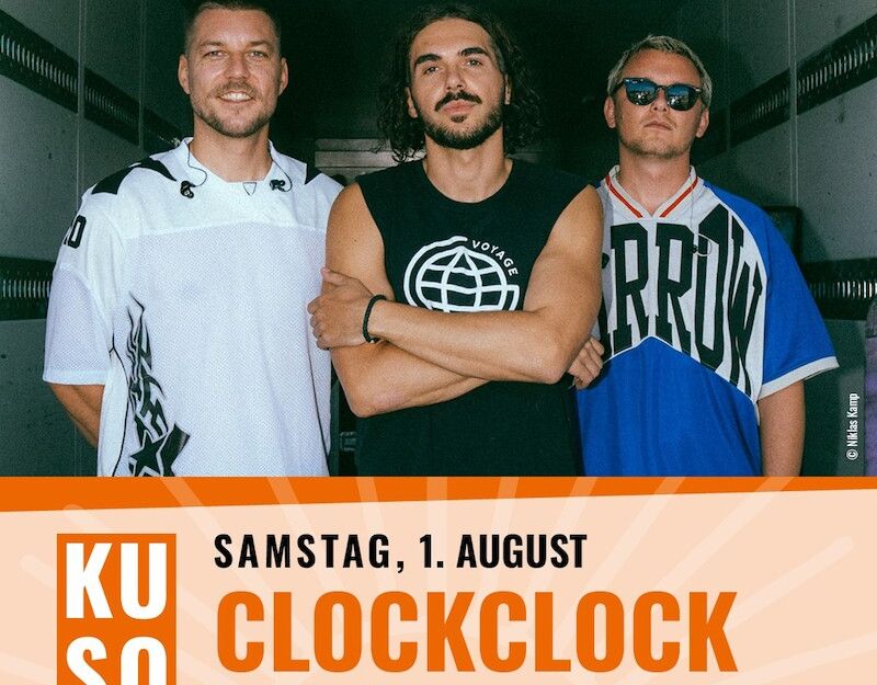 Drei Männer stehen nebeneinander vor einem dunklen Hintergrund. Unten im Bild steht 'KUSO Samstag, 1. August CLOCKCLOCK auf den Sülzwiesen'.