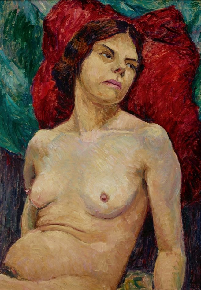 Das Ölgemälde auf Leinwand zeigt eine nackte Frau mit dunklen Haaren im Zentrum der Komposition.  Sie befindet sich in einer sitzenden Position und lehnt sich entspannt an ein großes, rotes Kissen. Ihr Oberkörper ist leicht gedreht, und ihr Blick ist nach der Seite gerichtet, weg vom Betrachter.er Bildhintergrund ist in einem durchgehenden, dunklen Grünton gehalten. Dieser bildet einen starken, komplementären Kontrast zu dem leuchtenden Rot des Kissens und hebt die Hauttöne der Frau deutlich hervor.