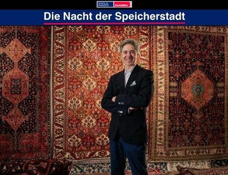 Ein Mann steht vor einer Wand mit orientalischen Teppichen. Oben steht der Text 'Die Nacht der Speicherstadt'.