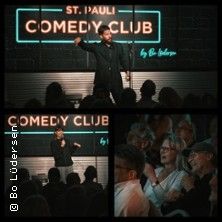 Ein Comedian tritt im St. Pauli Comedy Club auf, während das Publikum lacht.