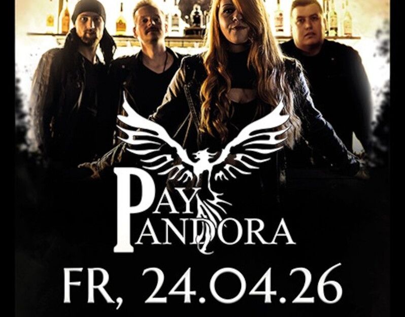 Band Pay Pandora vor einem Regal mit Flaschen, Konzertankündigung für den 24.04.26 im Stadttheater Heide.