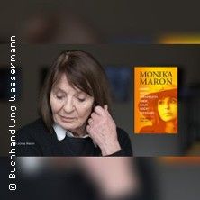 Eine Frau mit braunen Haaren schaut nach unten, neben ihr das Buchcover von Monika Maron.
