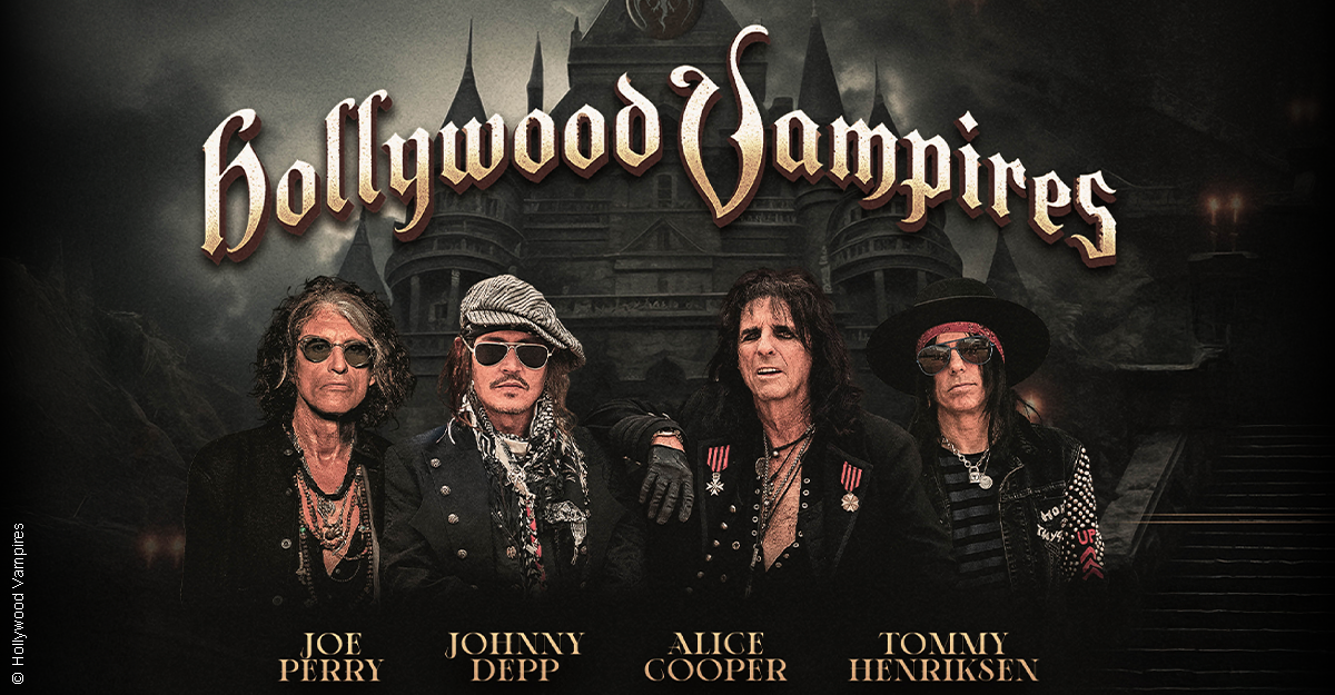 Bandmitglieder der Hollywood Vampires vor einem düsteren Schloss.