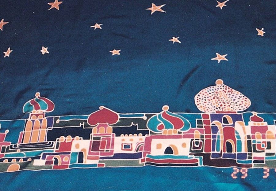 Seidenmalerei mit orientalischen Gebäuden und Sternenhimmel.