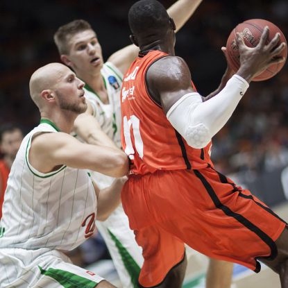 Basketball, © https://www.shutterstock.com/de/discover/unlimited?pl=PPC_GOO_DE_BD-746324214234&cr=ec&kw=shutterstock&ds_eid=700000001508222&utm_source=GOOGLE&utm_campaign=CO%3DDE_LG%3DDE_BU%3DIMG_AD%3DBRAND_TS%3Dlggeneric_RG%3DEUAF_AB%3DACQ_CH%3DSEM_OG%3DCONV_PB%3DGoogle&ds_cid=71700000017581769&ds_ag=FF%3DBrand-Shutterstock_Exact_AU%3DProspecting&ds_agid=58700002001420891&utm_medium=cpc&gclsrc=aw.ds&gad_source=1&gad_campaignid=702609552&gclid=EAIaIQobChMIuYSZvp6OjQMVgJKDBx3urCK7EAAYASAAEgKZzvD_BwE