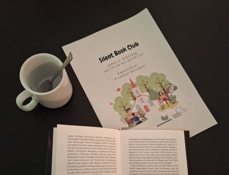 Lektüre und Tasse