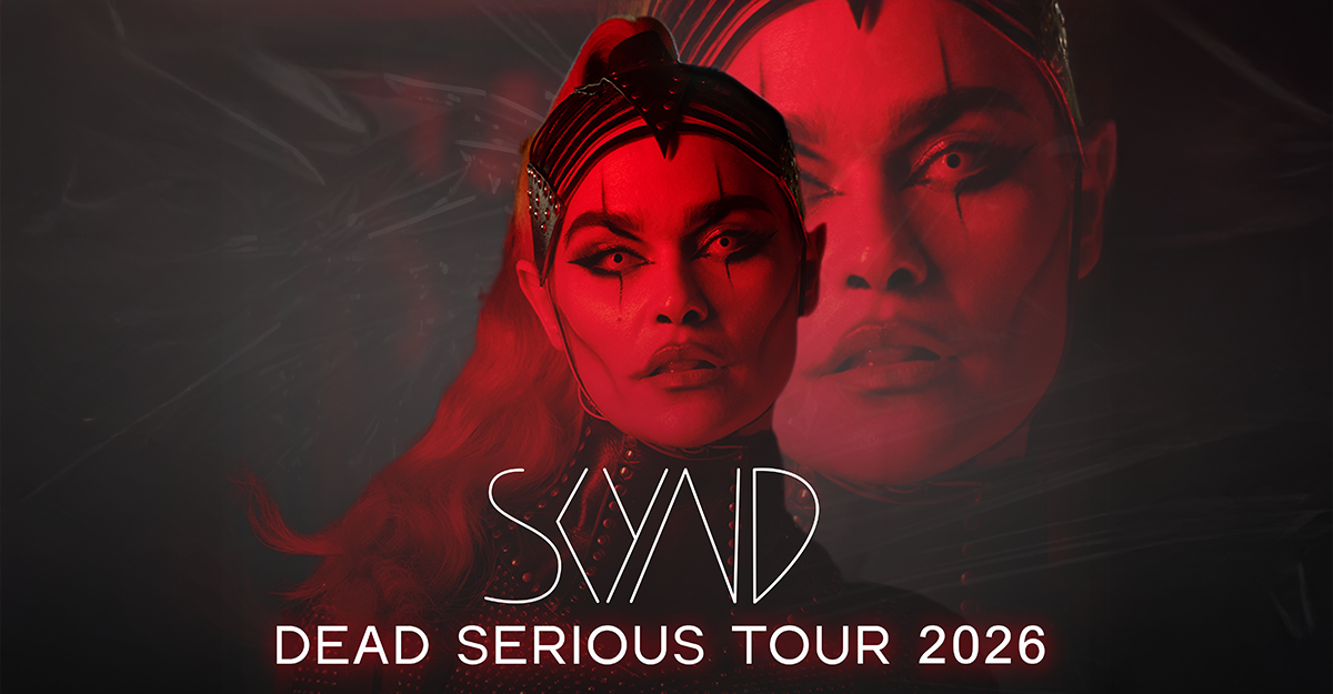 Promotional Poster für SKYNDs Dead Serious Tour 2026 mit einem dramatisch beleuchteten Gesicht in Rot.