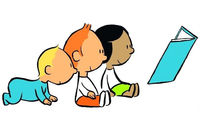 Drei kleine Kinder sitzen und krabbeln vor einem aufgeschlagenen Buch und schauen es an.